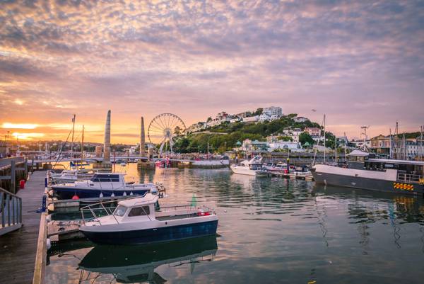 Solnedgang over marinaen i Torquay i England.