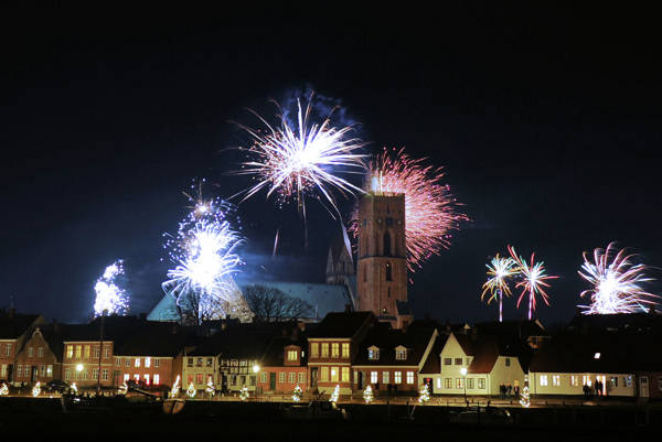 Nytårsaften med fyrværkeri over Ribe og Domirken.