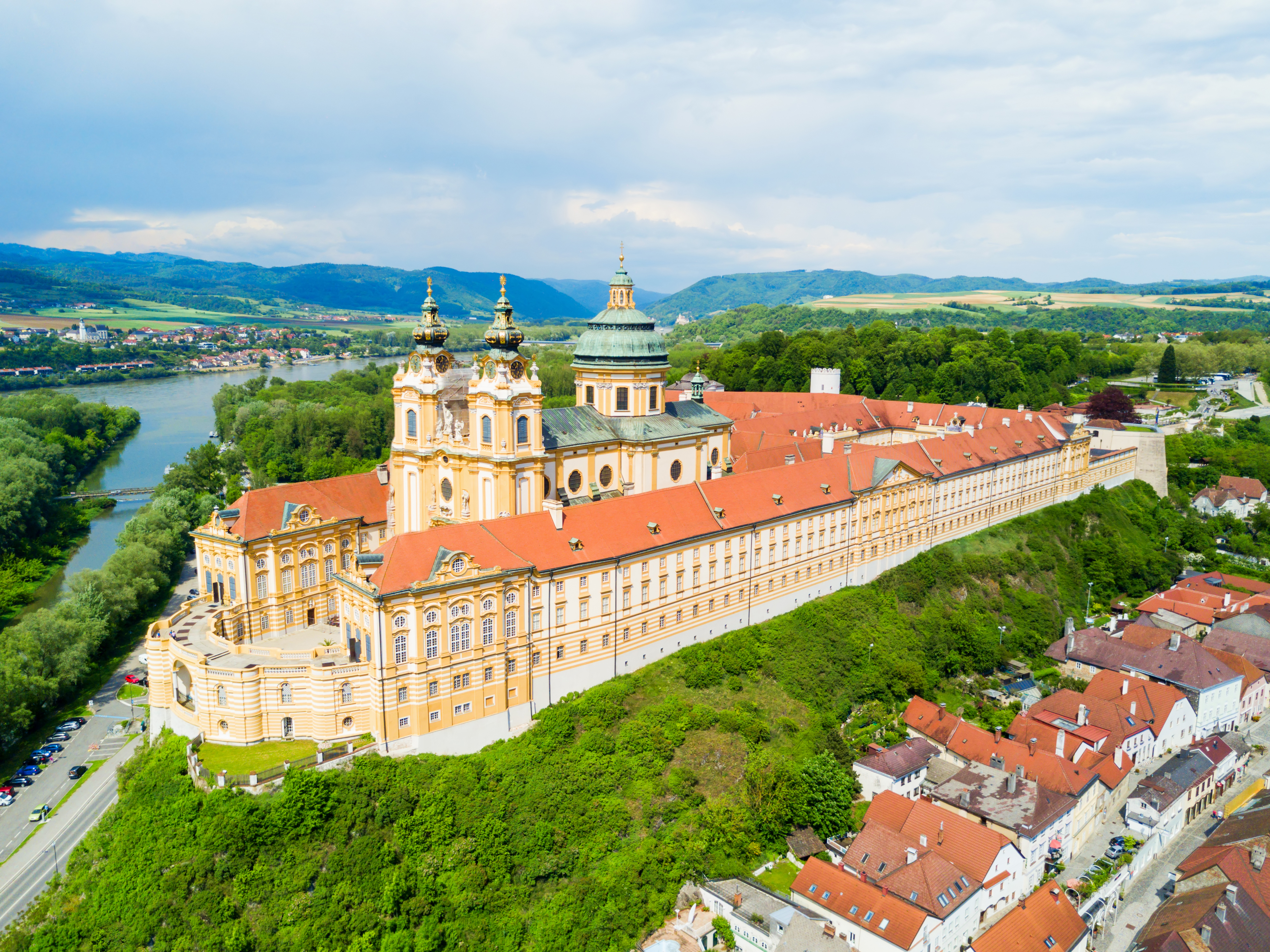 Luftfoto af Stift Melk i Wachau i Østrig.