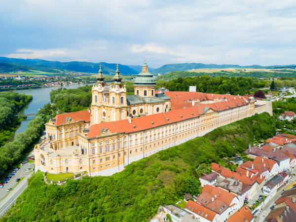 Luftfoto af Stift Melk i Wachau i Østrig.