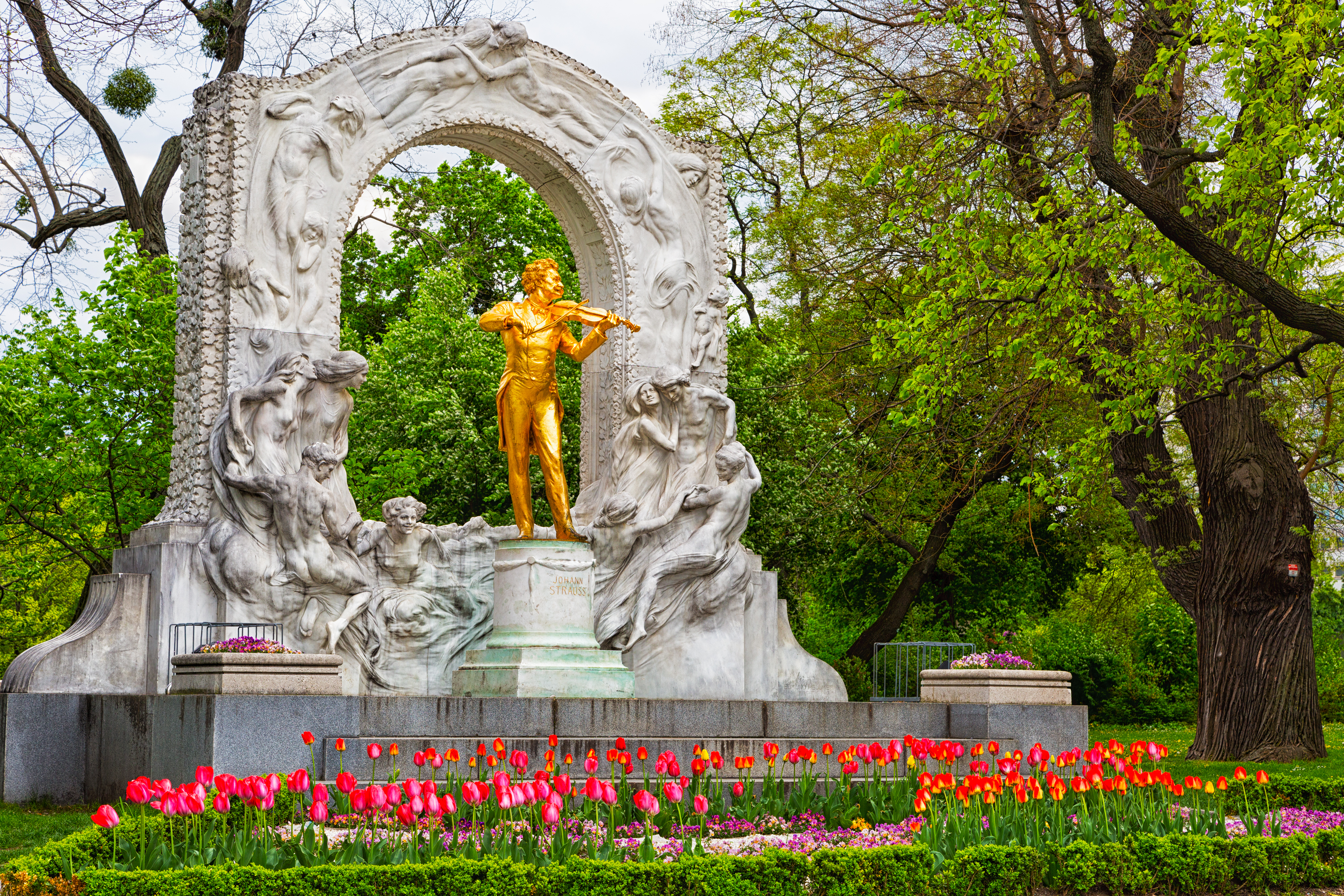 Statue med Johan Strauss i Wien i Østrig.