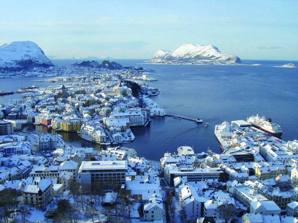 Panoramabillede over Ålesund i Norge om vinteren.