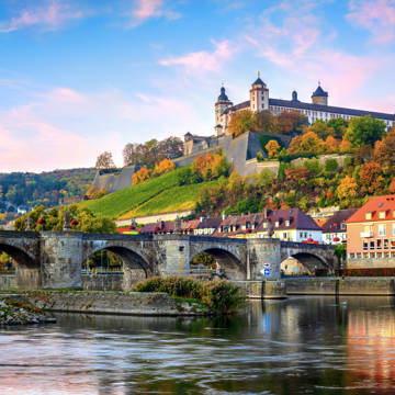 Gammel bro over Main og slottet i baggrunden i Würzburg i Tyskland.