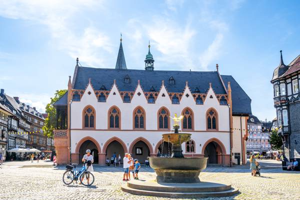 Rådhuset på den centrale plads i Goslar i Tyskland.