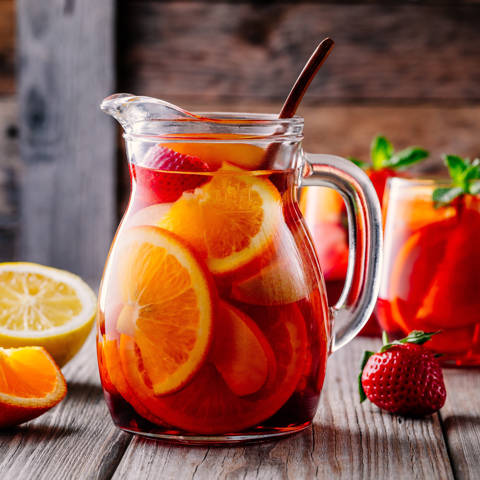 Kande og to glas med sangria.