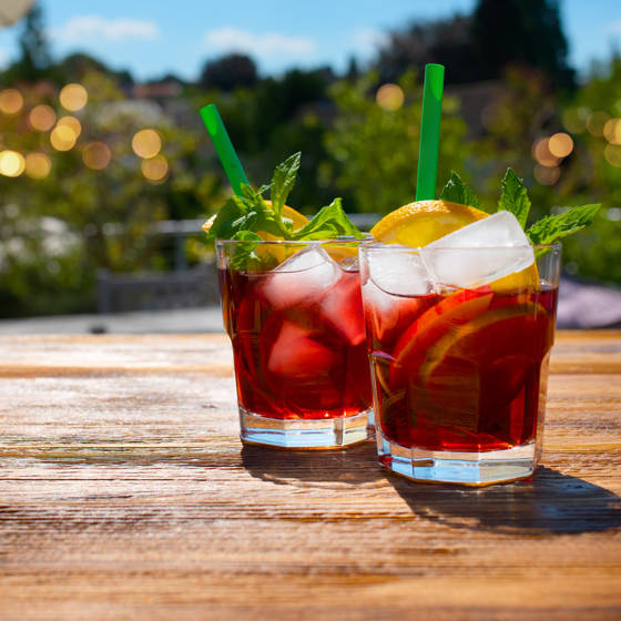 To glas sangria og en stråhat i sommersolen i Spanien.