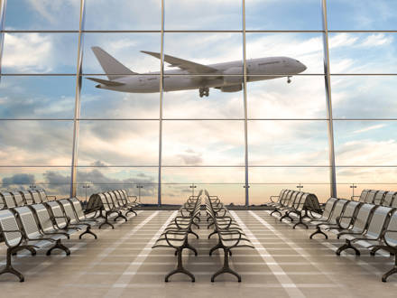 Terminal med fly, der letter.