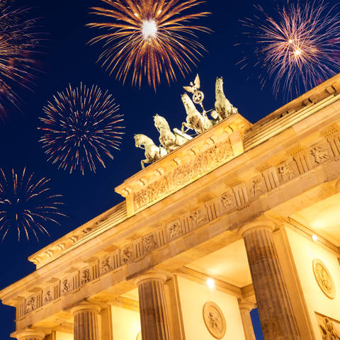 Fyrværkeri over Brandenburger Tor nytårsaften i Berlin i Tyskland.