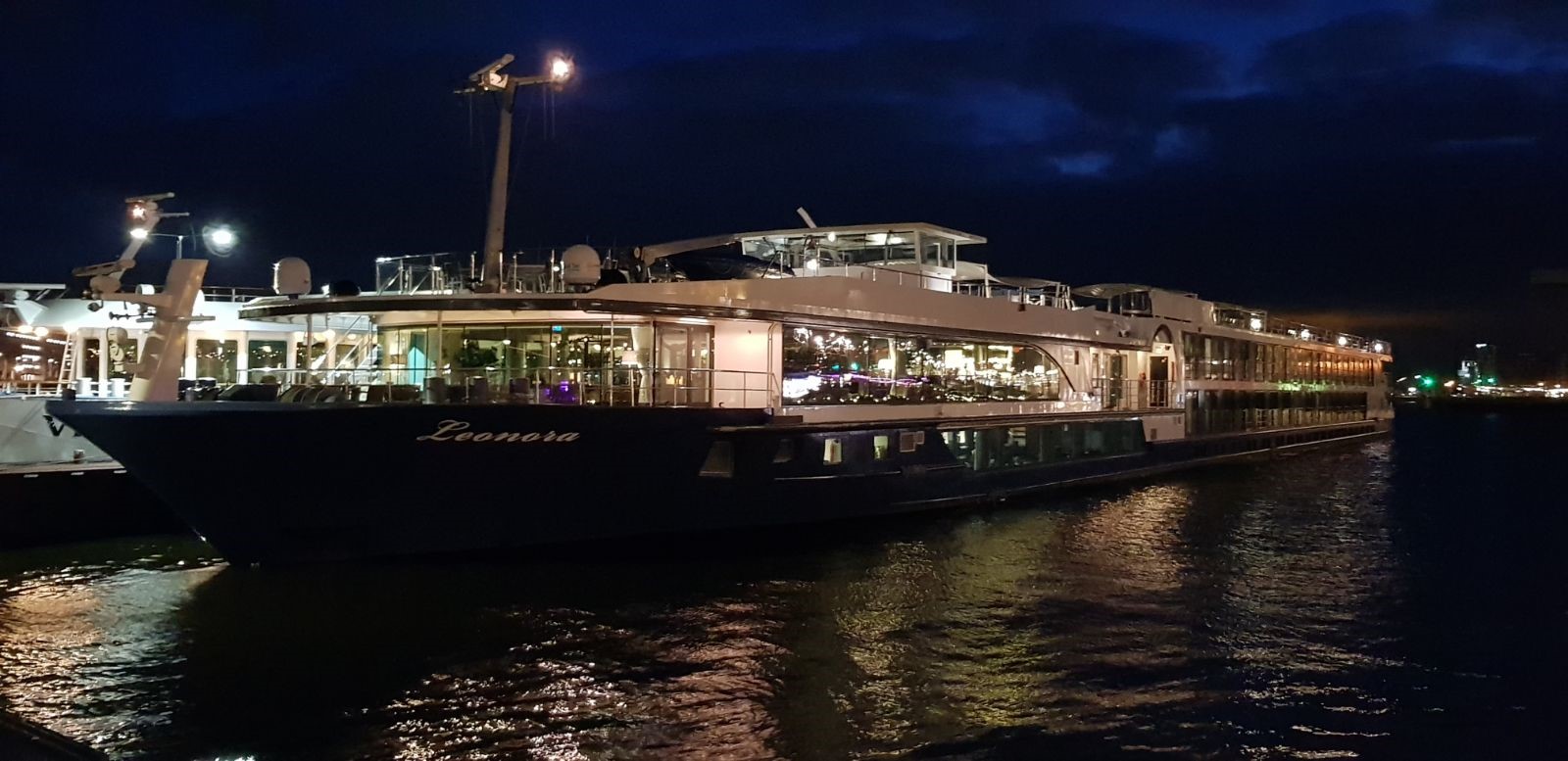 Aftenbillede af Vitus Rejsers skib MS Leonora, der ligger for kaj.