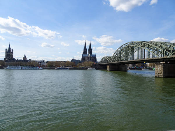 Rhinen med Kölner Dom i baggrunden.