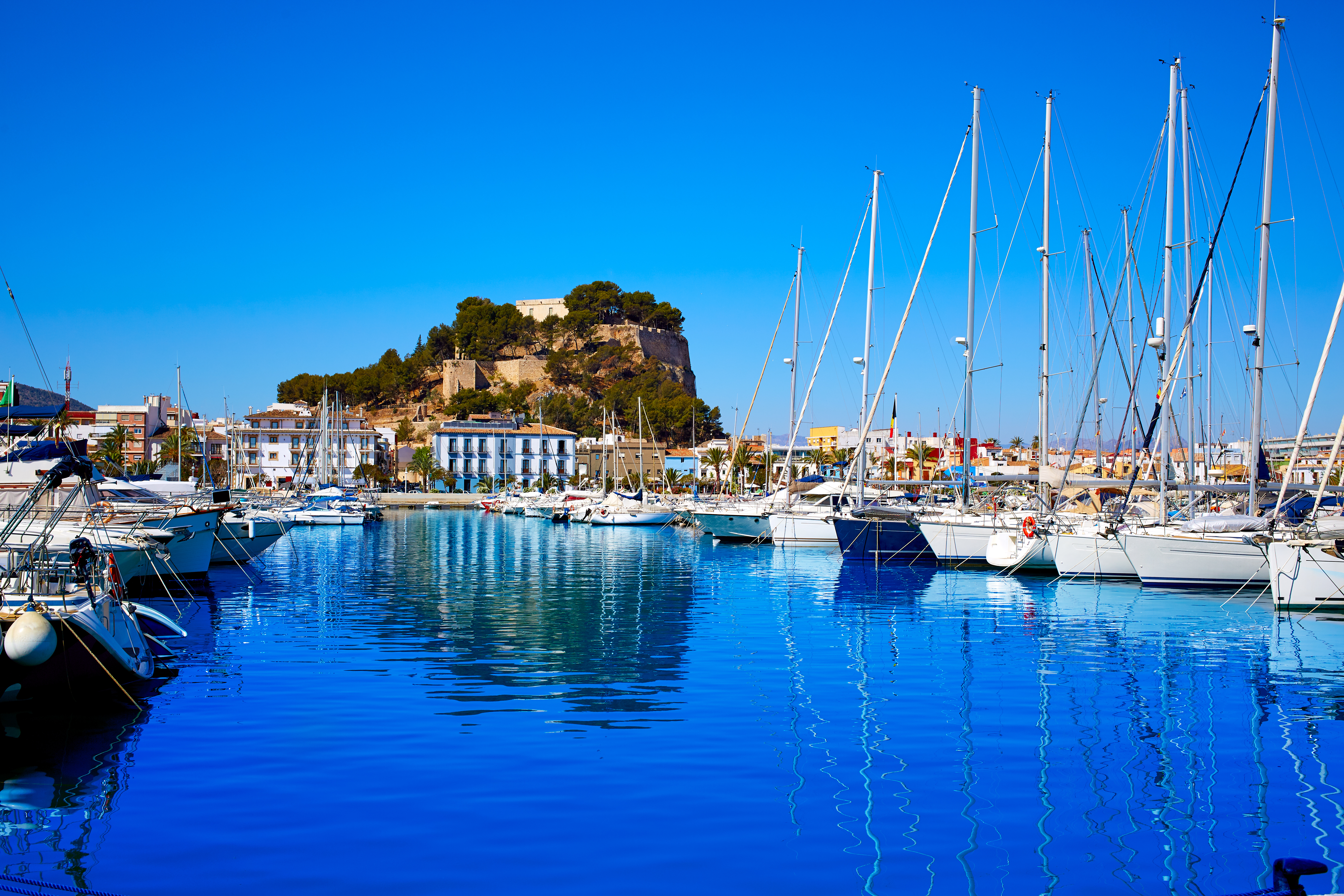 Udsigt over fæstningen i kystbyen Denia i Spanien.