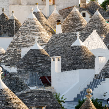 De karakteristiske hvide trulli-huse med runde tag i Alberobello i Apulien i Italien.