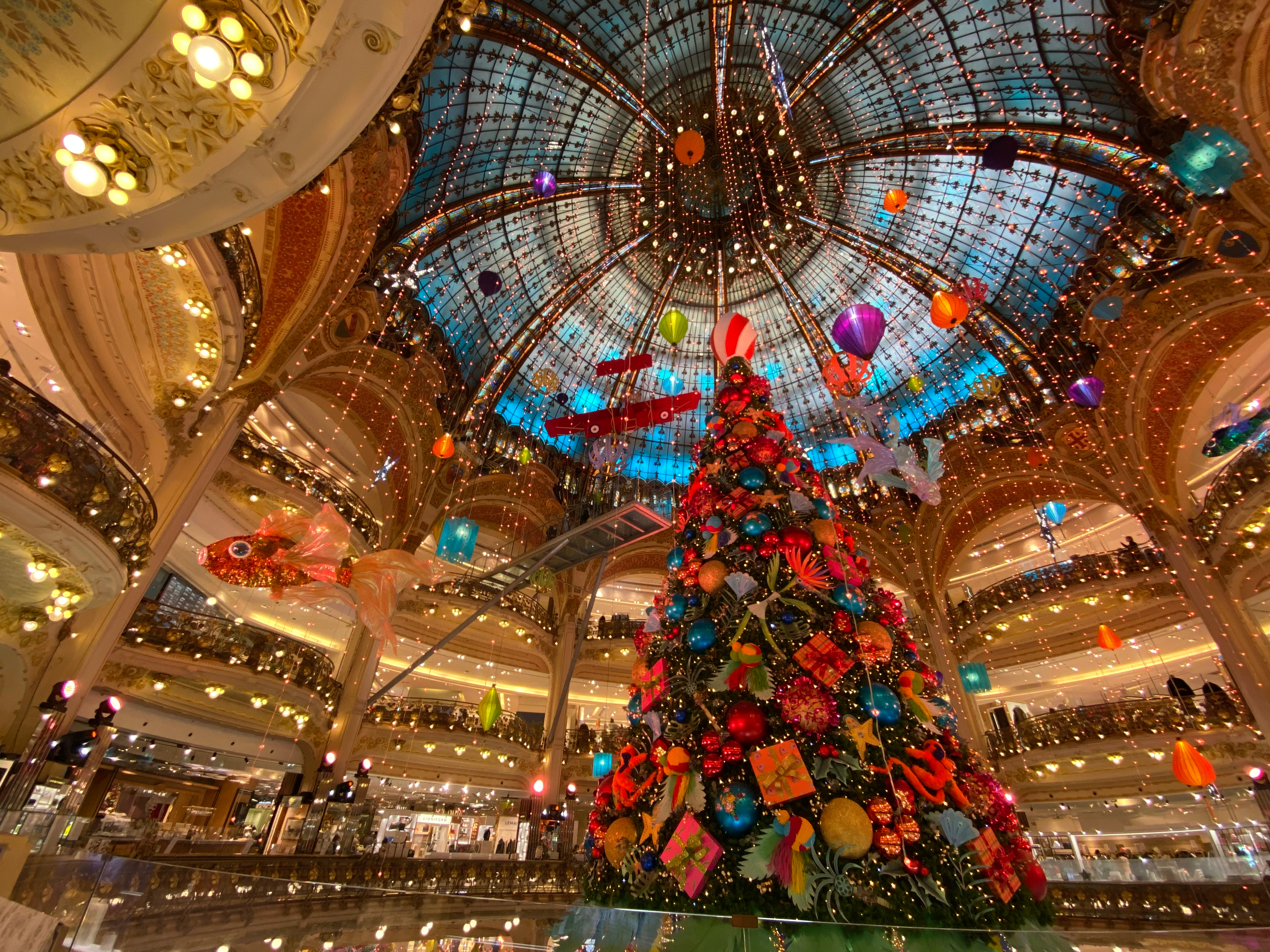 Den imponerende juleudsmykning i Galeries Lafayette i Paris.