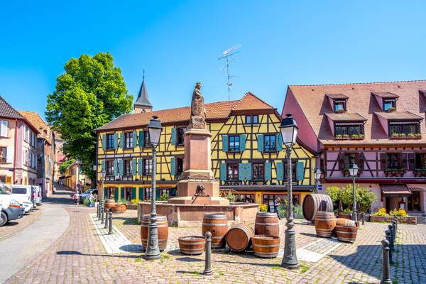 Springvand på brolagt plads i Ribeauvillé i Alsace Frankrig.