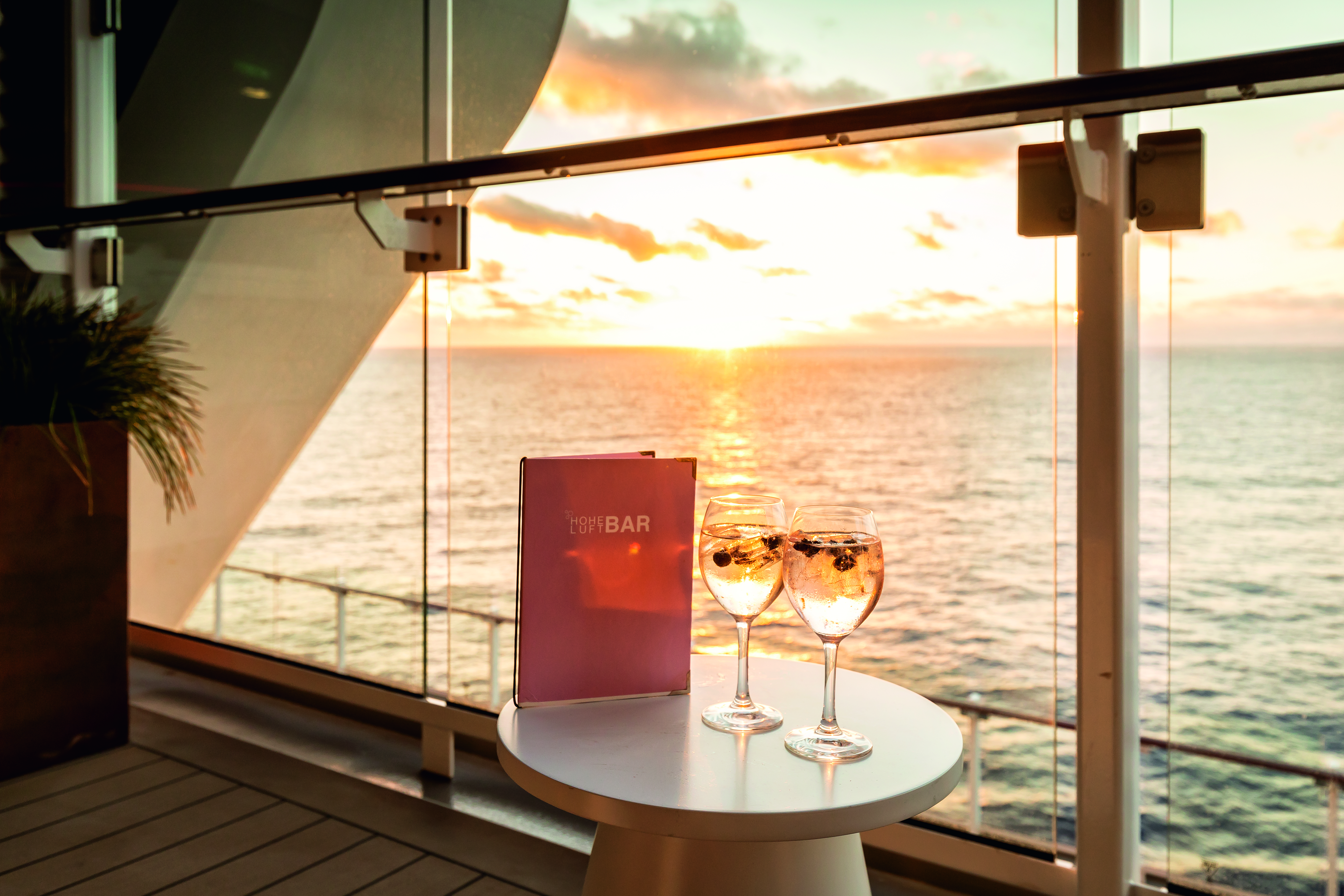 Drink og solnedgang ombord på TUI Cruises Mein Schiff 7 Skib.