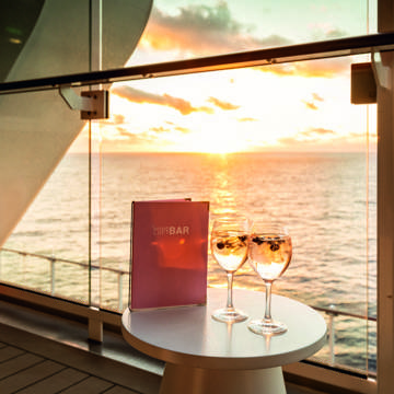 Drink og solnedgang ombord på TUI Cruises Mein Schiff 7 Skib.
