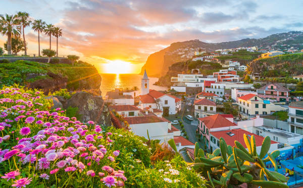 Den lille fiskerby Camara de Lobos på Madeira i Portugal.