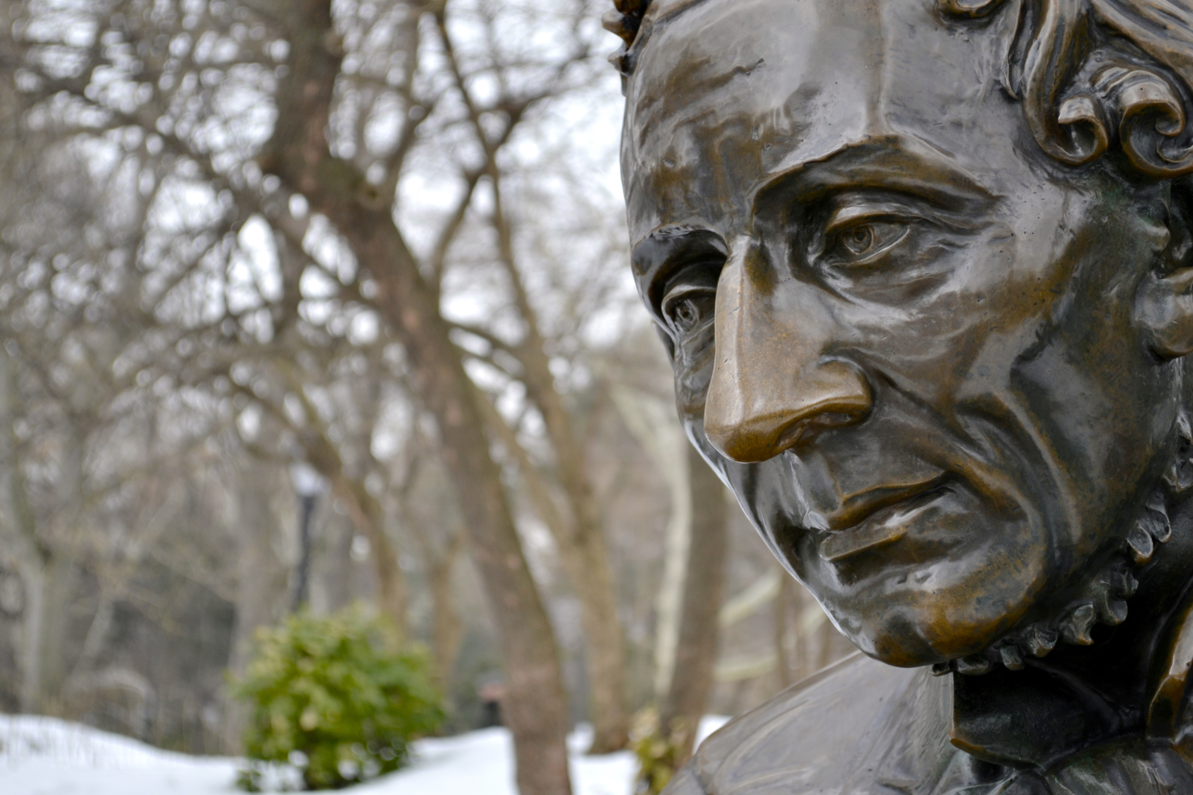 Nærbillede af statue af H.C. Andersen i Odense.  