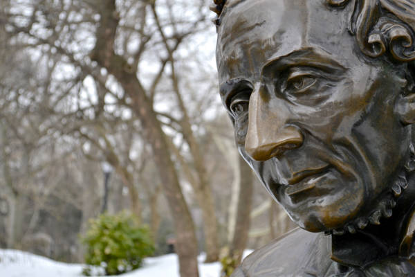 Nærbillede af statue af H.C. Andersen i Odense.