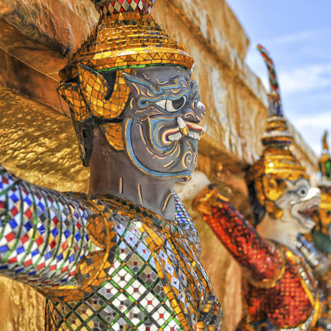 Nærbillede af en figur, der forestiller en dæmon på Grand Palace i Bangkok i Thailand.