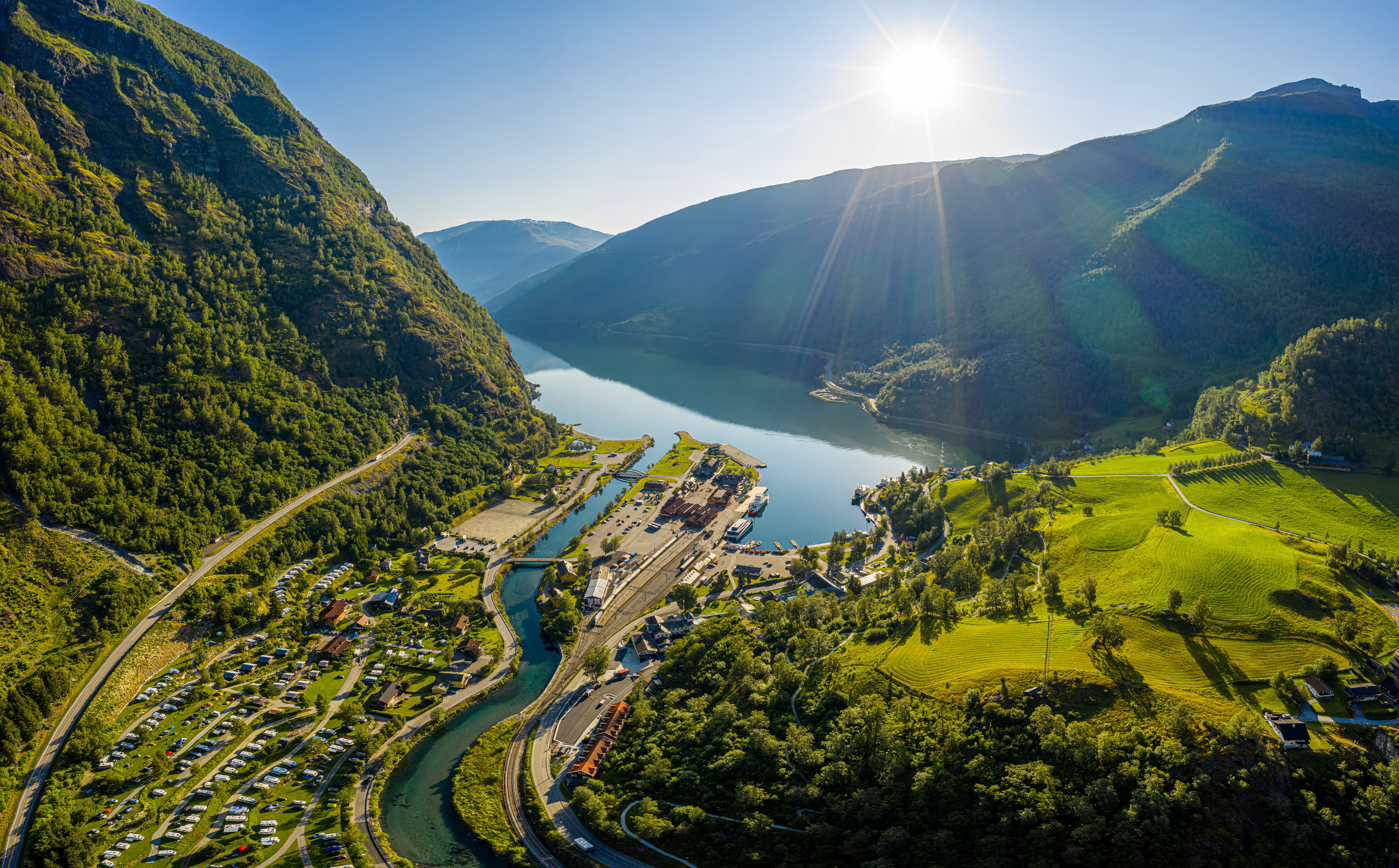 Udsigt over den lille by Flåm i bunden af Aurlandsfjorden, en gren af ​​Sognefjorden, i Norge.