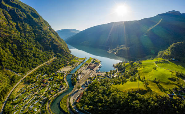 Udsigt over den lille by Flåm i bunden af Aurlandsfjorden, en gren af Sognefjorden, i Norge.