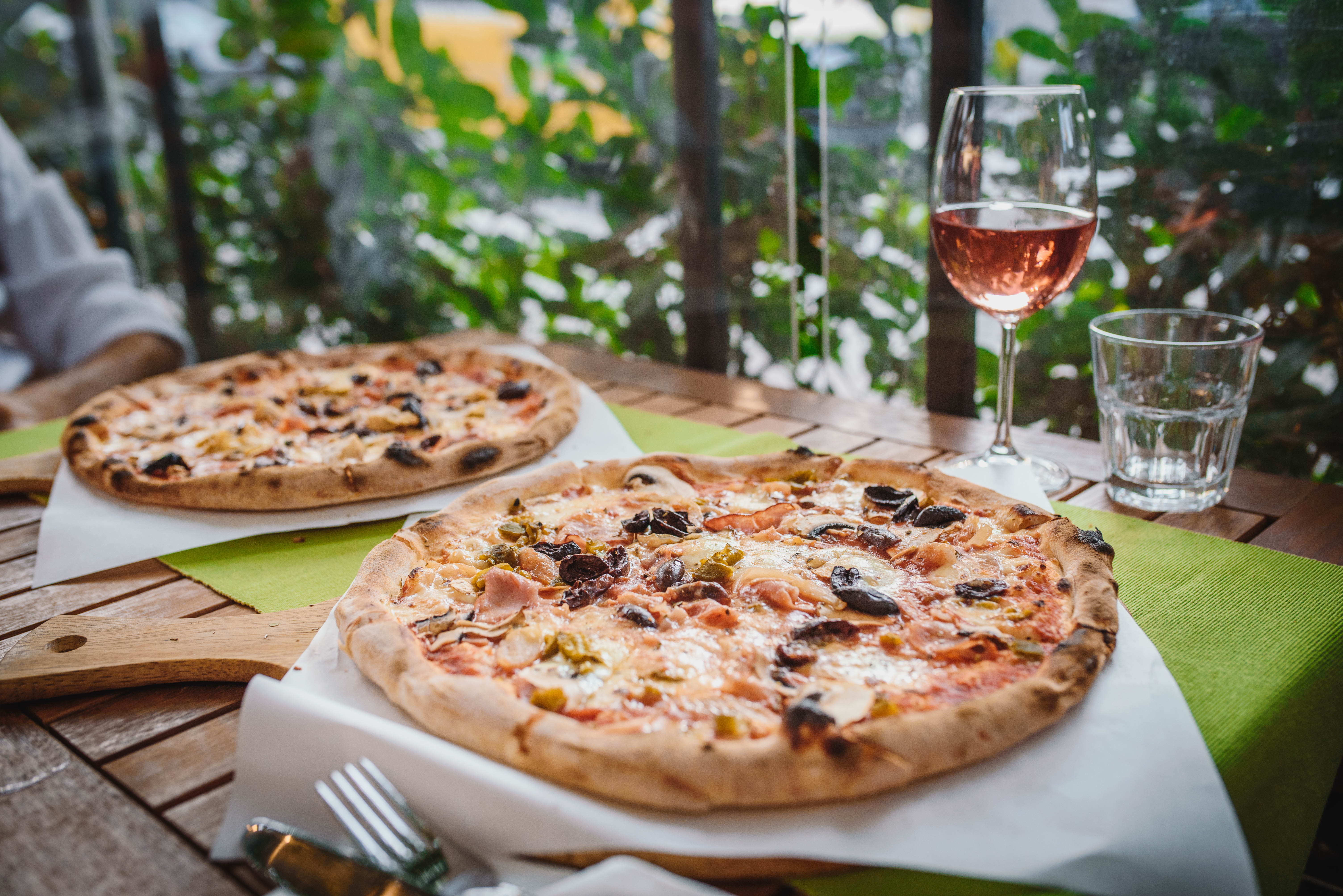 Pizza på cafe i Napoli i Italien. 