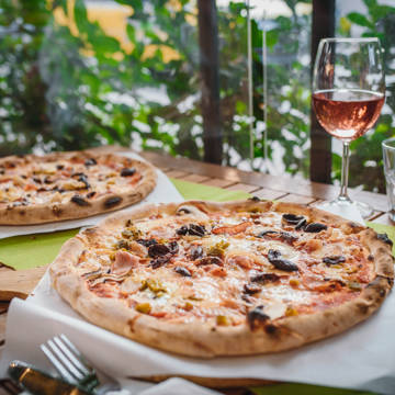 Pizza på cafe i Napoli i Italien.