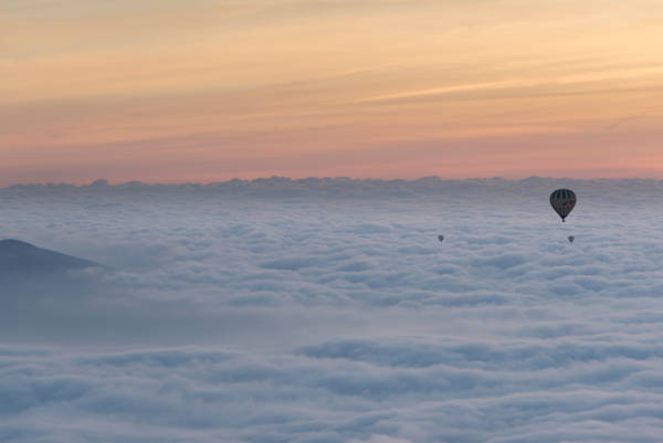 Luftballon i vulkanomraadet La Garrotxa i Girona.