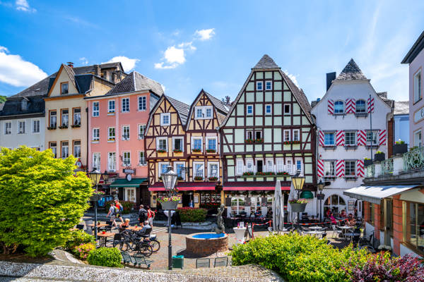 Brolagt gade med bindingsværkshuse i Linz i Østrig.