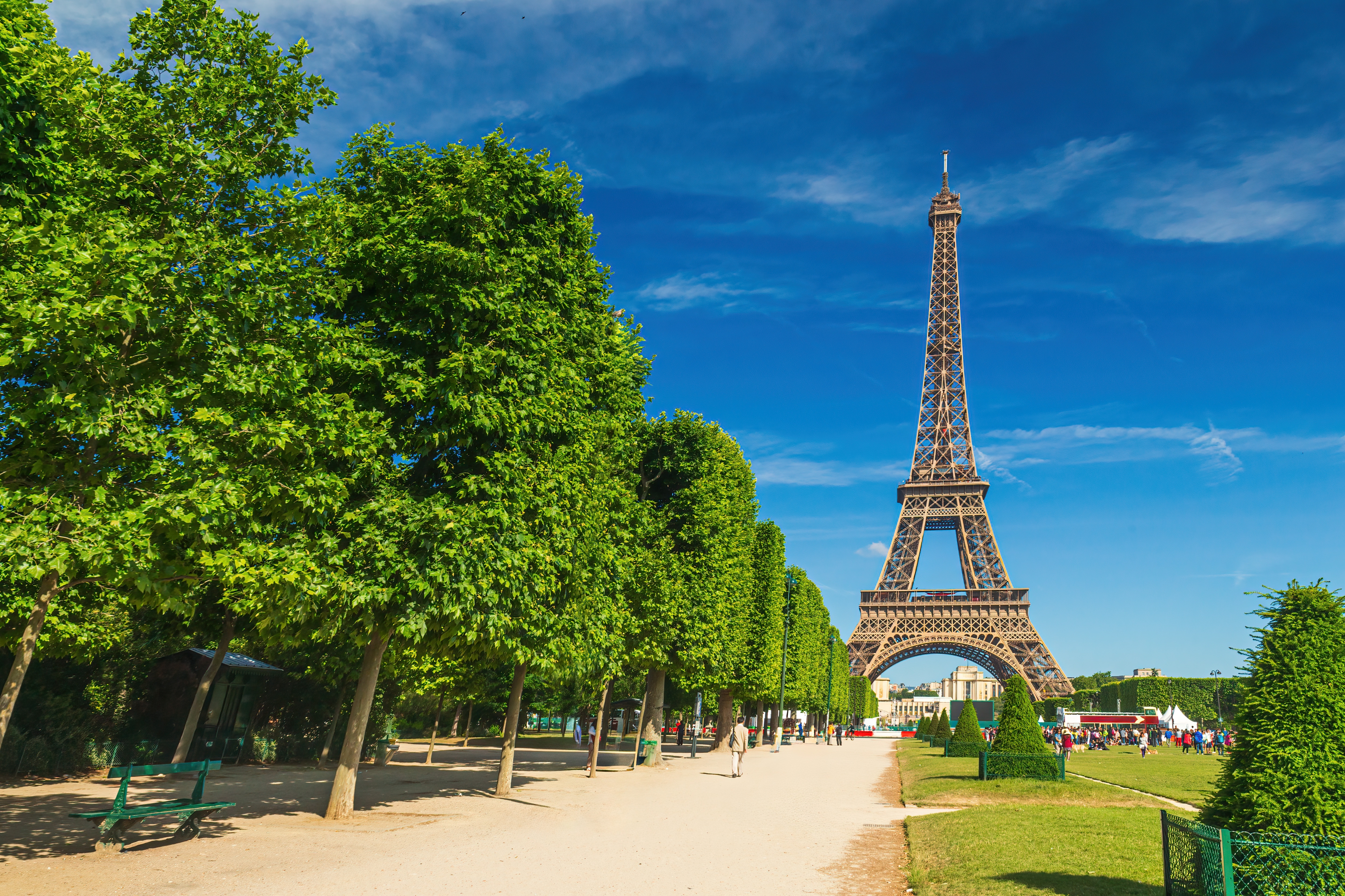 Eiffeltårnet, et af verdens mest ikoniske bygningsværker, er Paris' største vartegn. 