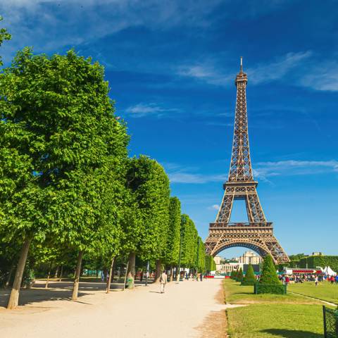 Eiffeltårnet, et af verdens mest ikoniske bygningsværker, er Paris' største vartegn.