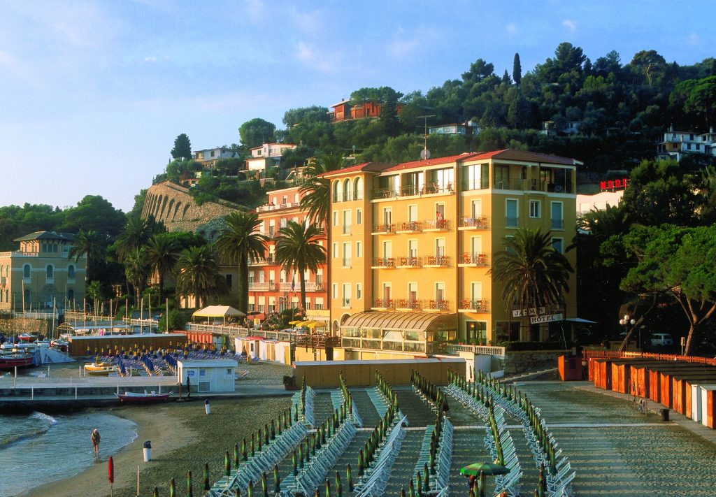 Hotel Jasmin ligger lige ved stranden i Diano Marina i Ligurien i Italien.