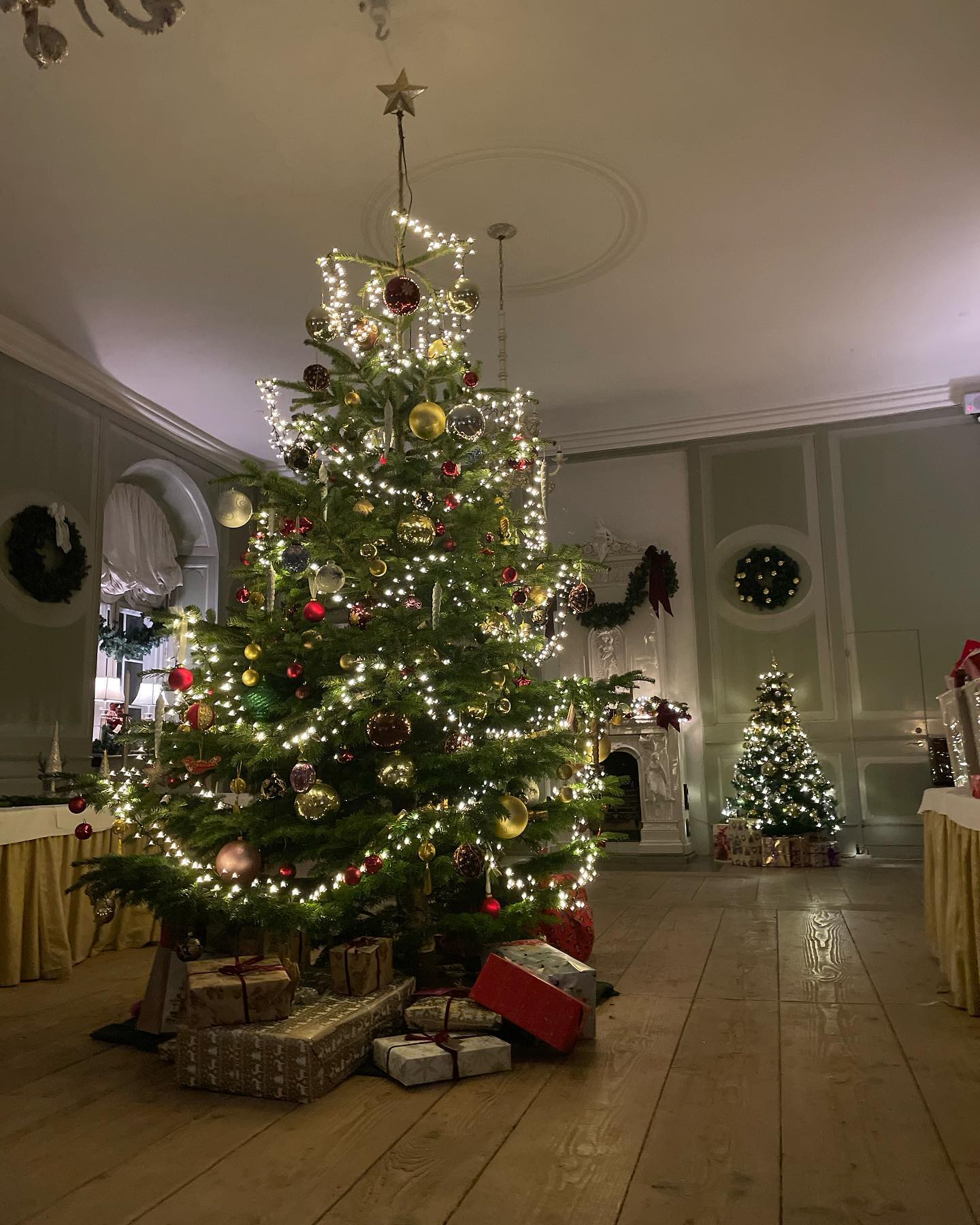 Smukt pyntede juletræer i stuerne på Store Restrup Slotshotel ved Nibe.