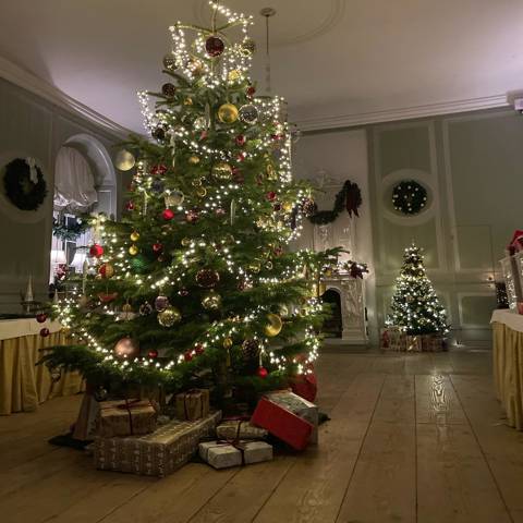 Smukt pyntede juletræer i stuerne på Store Restrup Slotshotel ved Nibe.