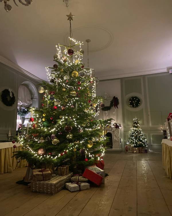 Smukt pyntede juletræer i stuerne på Store Restrup Slotshotel ved Nibe.