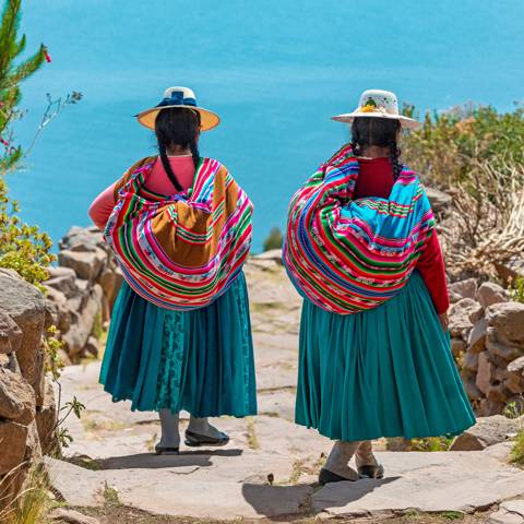 To kvinder der bærer traditionelle dragter ved Titicacasøen i Peru.