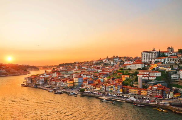 Solnedgang over Porto i Portugal.