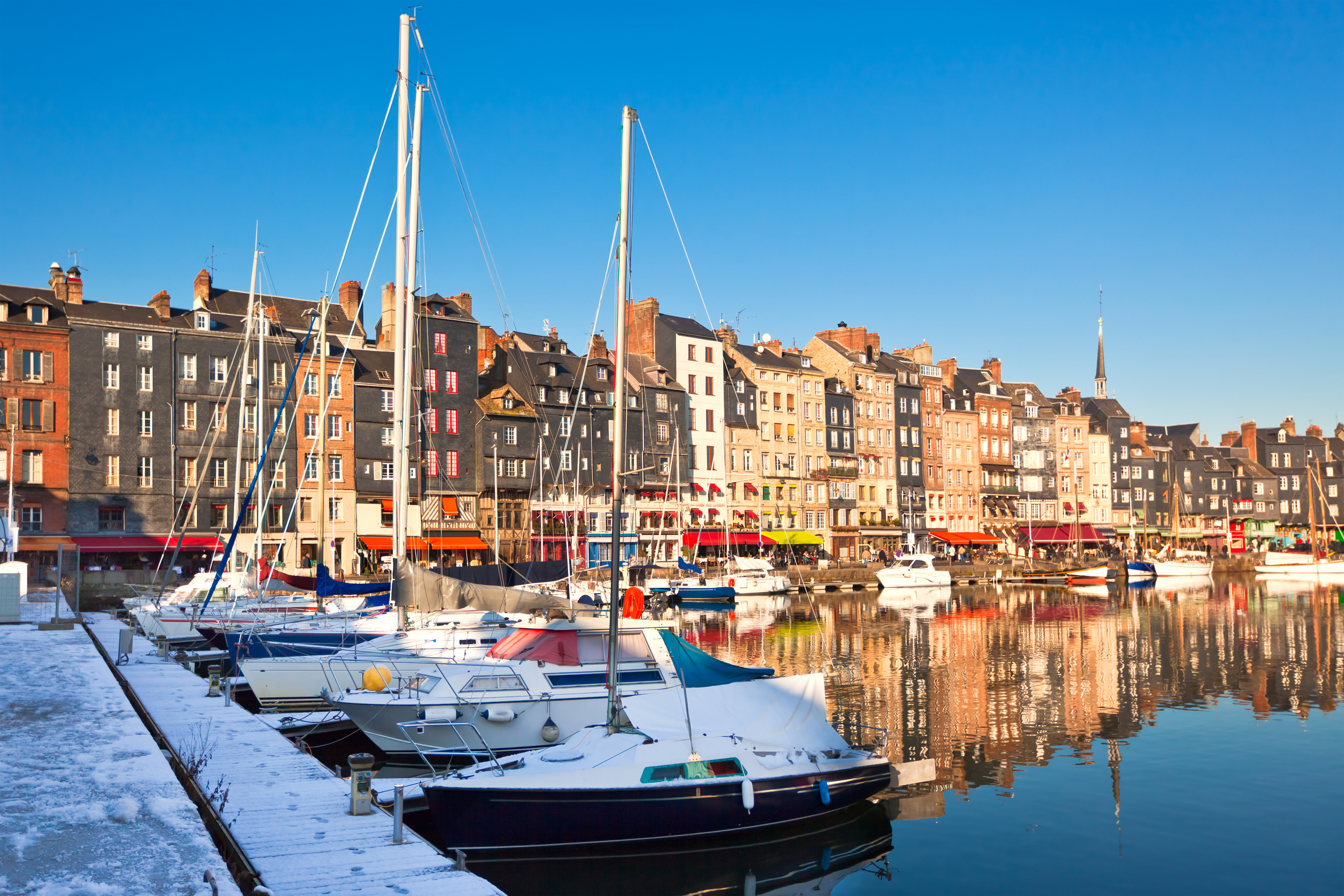 Lystbådehavnen i Honfleur i Frankrig om vinteren.