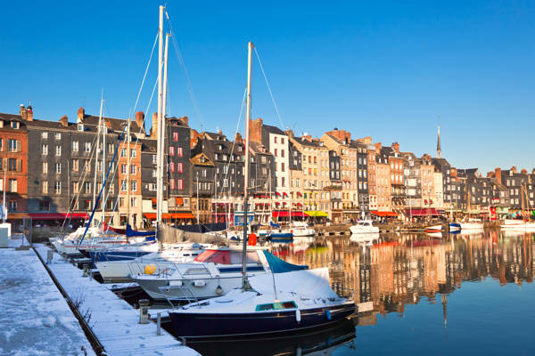 Lystbådehavnen i Honfleur i Frankrig om vinteren.