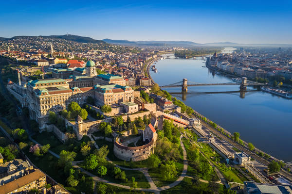 Luftfoto af den betagende udsigt over Budapest og Donau.