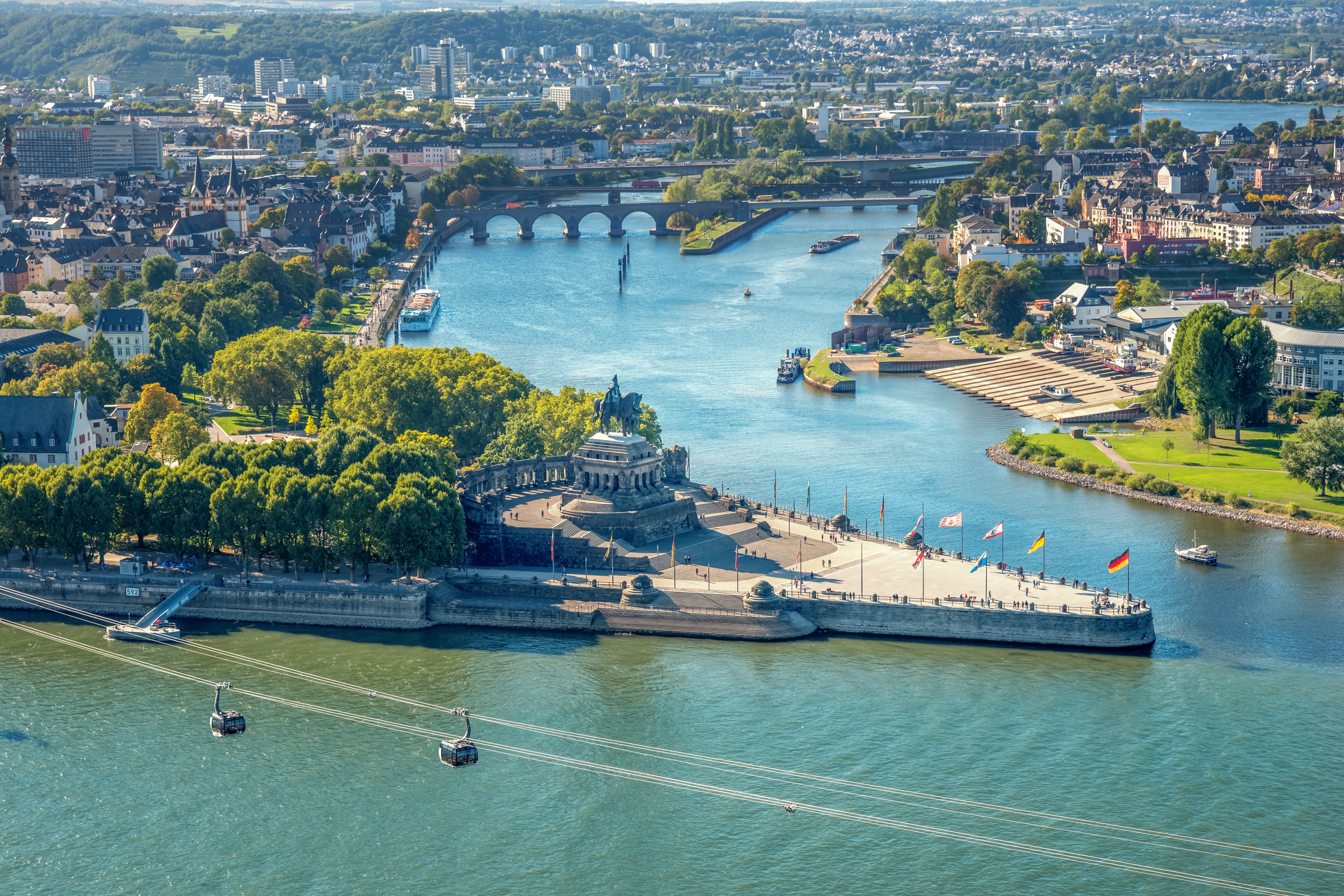 De to floder Mosel og Rhinen mødes ved Deutsches Eck i Koblenz i Tyskland.
