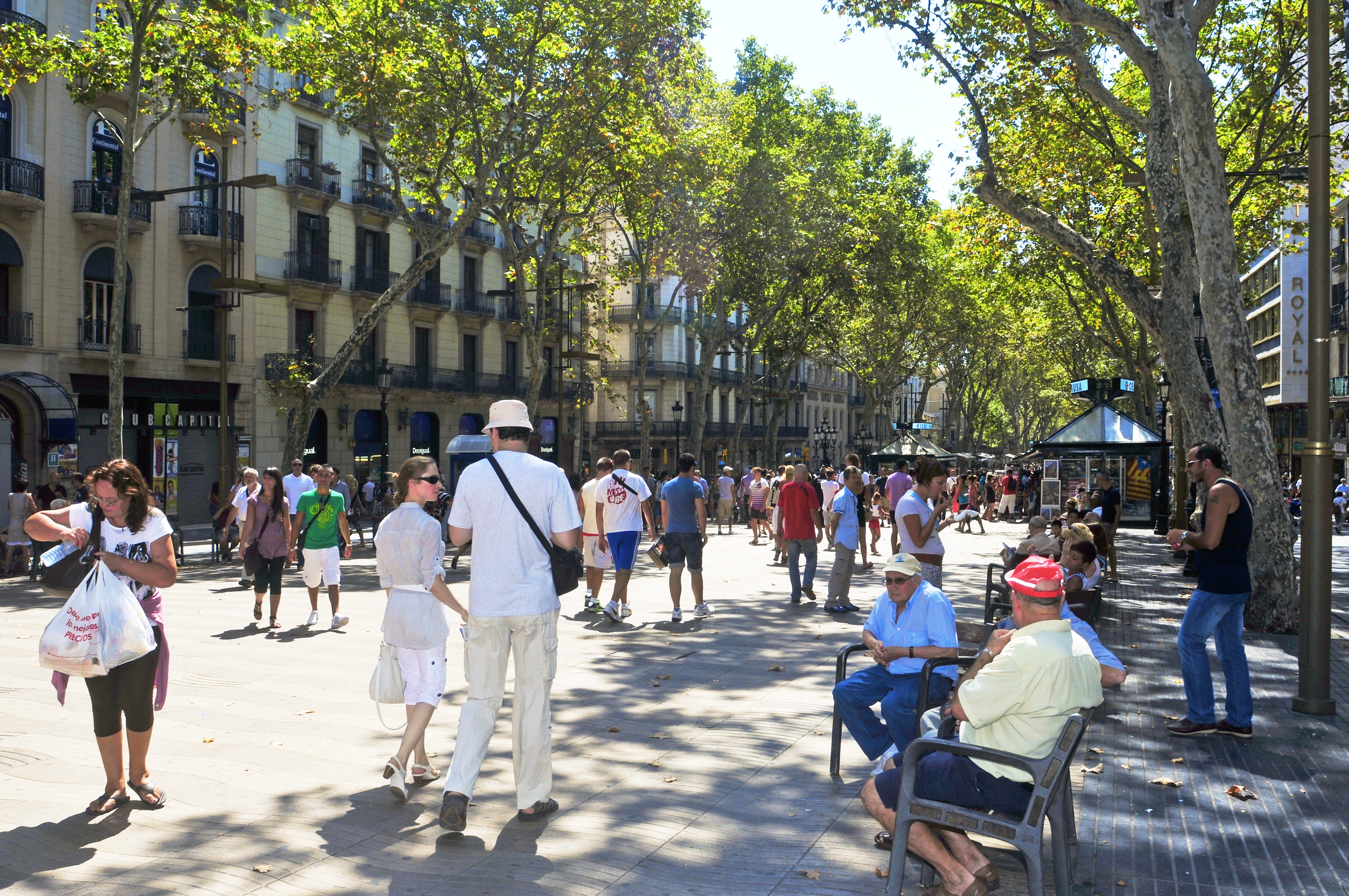 Lokale og turister på den berømte gågade La Rambla i Barcelona.