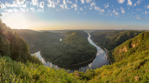 Luftfoto af et sving på den smukke flod Saar i Tyskland.