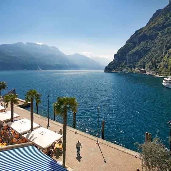 Udsigt over Gardasøen fra Riva del Garda i Italien.