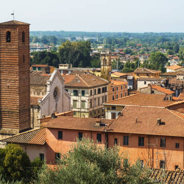 Udsigt over tagene i byen Marina di Pietrasanta i Toscana i Italien.