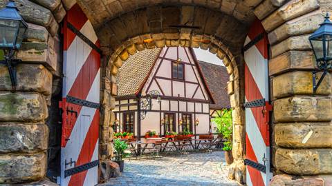 Hyggelig cafe i den gamle bydel i Nürnberg i Tyskland.