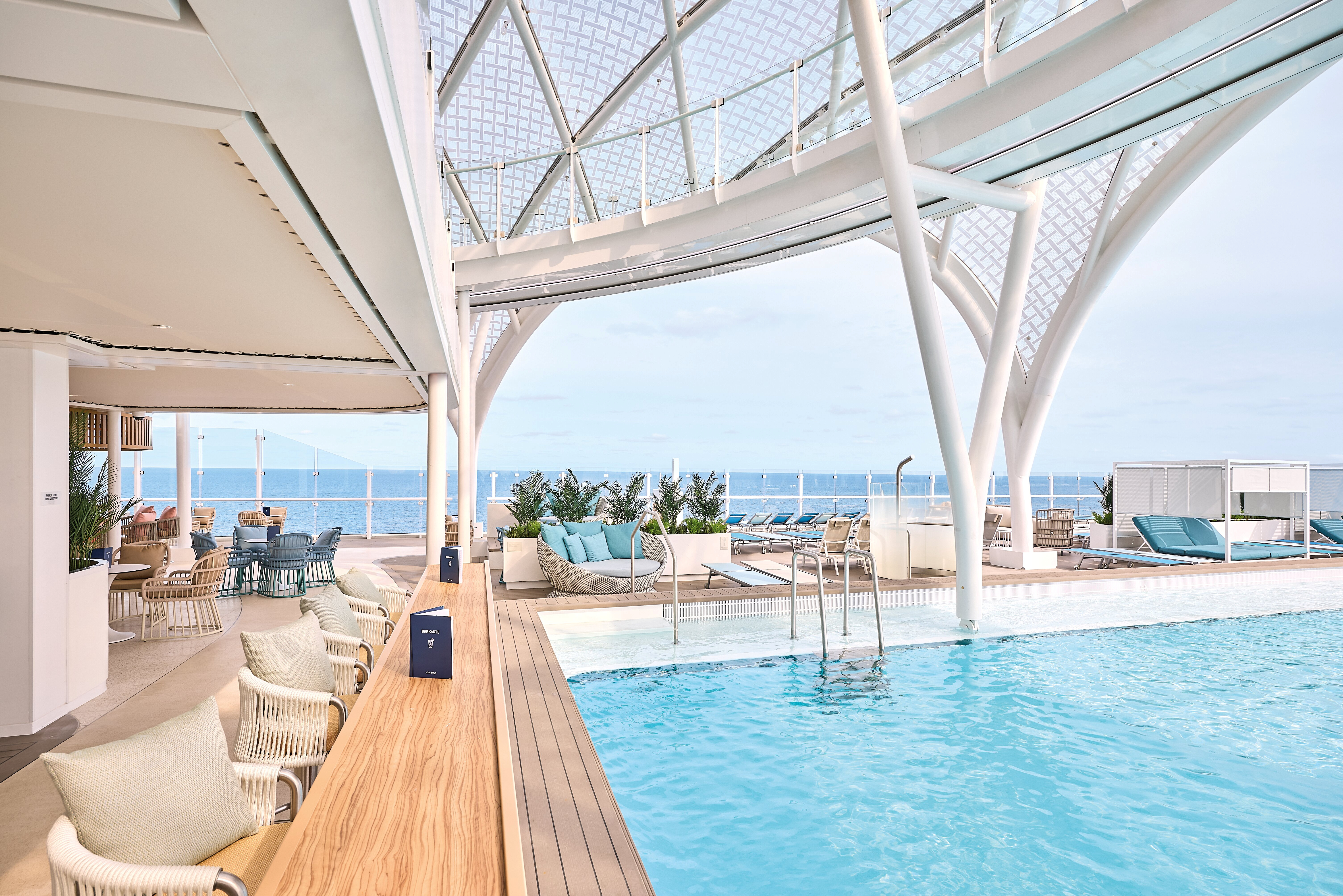 Baren ved poolområdet på Mein Schiff Relax.