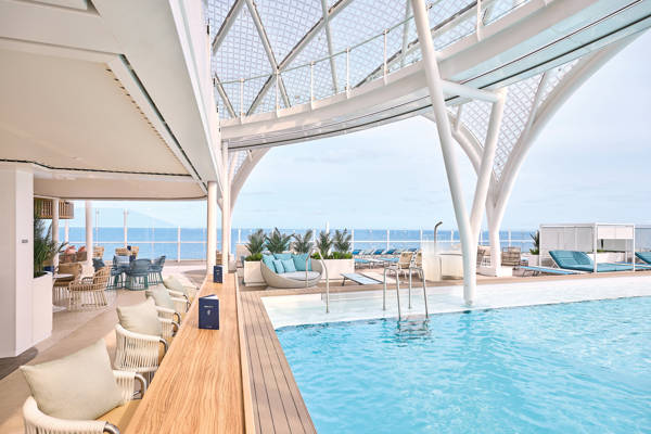 Baren ved poolområdet på Mein Schiff Relax.