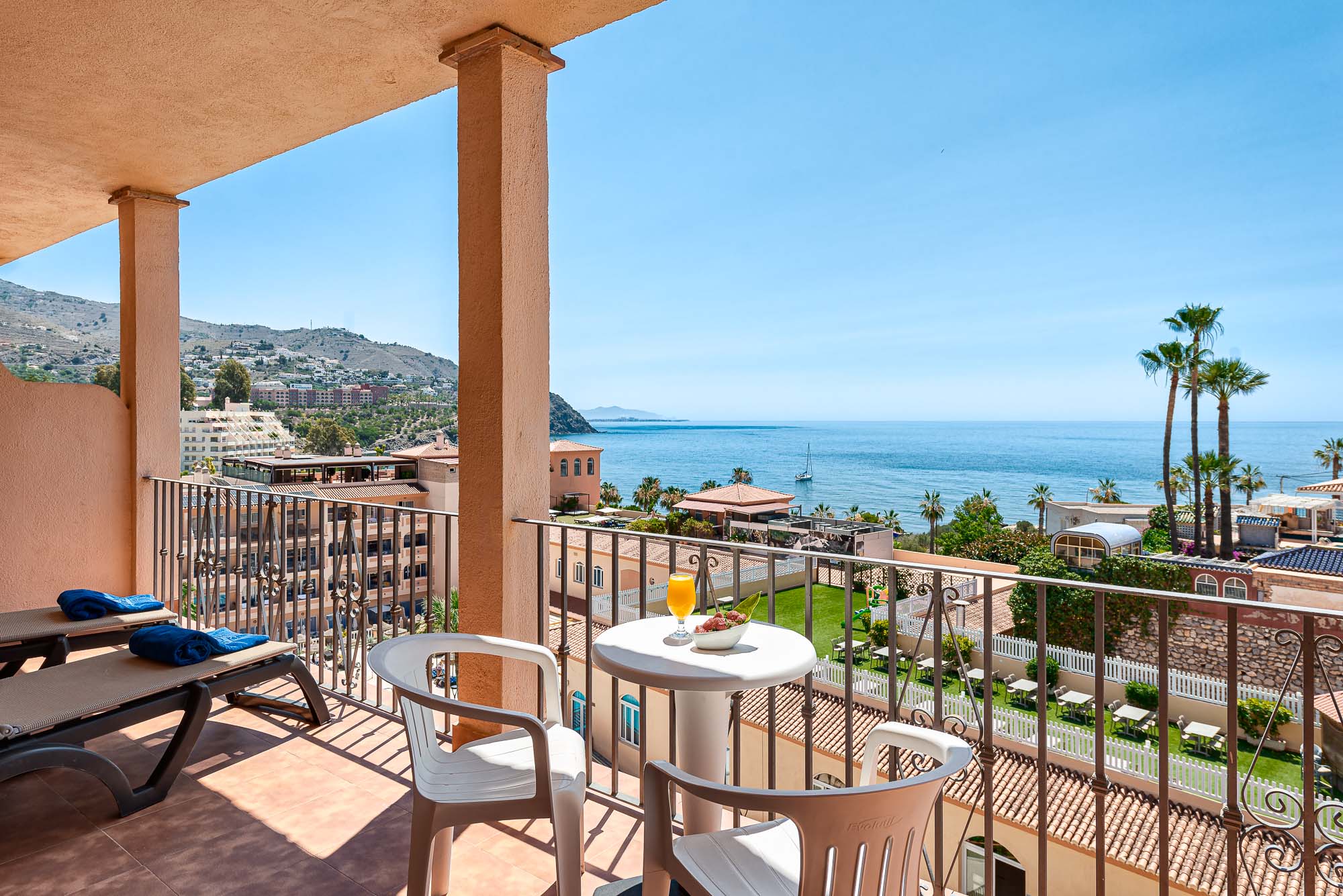 Udsigt over Middelhavet fra balkonen i en junior suite på Hotel Bahia Tropical i Almunecar i Spanien.